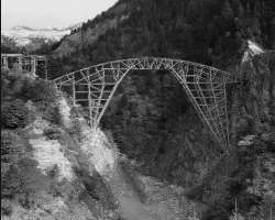 The arch of the bridge is 133 meters long and the main element to making it is a hollow concrete box girder on the central part of the arch. It is sup